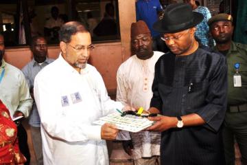 WR, Dr. Rui Vaz handing over keys to Permanent Secretary, Mr. Linus Awute