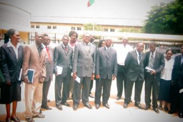 The WHO Representative, Dr. Olusegun Babaniyi (centre) with Dr. Kennedy Malama, Provincial Medical Officer, Eastern Province (L) and Dr. Daniel Makawa, Acting Hospi-tal Suprintentent at Chipata General Hospital (R) and WCO and Hospital staff members.