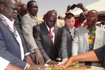 The Minster of Health, the Governor of the States, the WHO Representative, the Head of Cooperation in the Embassy of Canada and the Undersecretary breaking the ground in Awiel