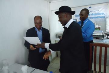 Le Dr Akpa R. GBARY, Représentant Résident de l’OMS/Bénin remet au Dr José BIEY, meilleur responsable 2011 de l’OMS/Bénin, son diplôme