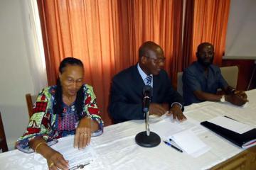 01 Une vue complète des officiels avec de gauche à droite le Prof. Oumou BAH SOW, le Dr Akpa R. GBARY et le Dr Edgard Marius OUENDO