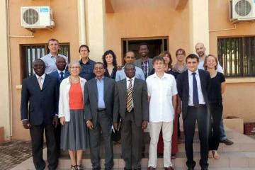 Le membres du comite ad hoc (ACAME, IMT Anvers, OMS, OCEAC, UEMOA, et UNICEF, autour du Coordonnateur IST/WA