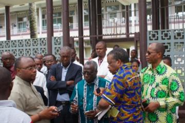 Le Dr Kabange Numbi et sa délégation visitant l’Hôpital général de référence de Wangata de Mbandaka pour s’entretenir avec les professionnels de la santé