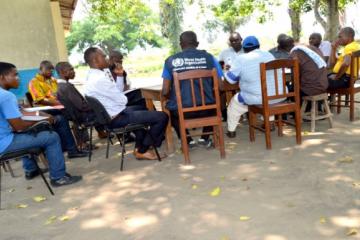 Réunion de coordination Division provinciale de la santé - OMS à Bolobo lors de la mission conjointe d'évaluation sur le choléra.