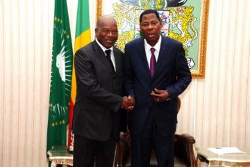 Le Chef de l’Etat, S.E. Dr Thomas BONI YAYI salue et félicite le Dr Akpa Raphaël GBARY lors de l’audience qu’il lui a accordée le lundi 1er octobre 2012 à Cotonou