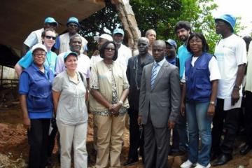 La délégation des NU au quartier Lidjiré, à Garoua : le Coordonnateur Résident des NU a.i le Dr Charlotte Faty Ndiaye (au centre), de gauche à droite Mme Catherine Hamon Sharpe du UNHCR et le Sous-préfet de Garoua 2