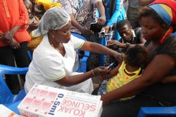 Vaccination symbolique contre la rougeole à Kinshasa par une infirmière lors du lancement officiel de la campagne