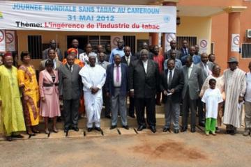 La photo de famille de la commémoration de la Journée Mondiale Sans Tabac: le Représentant du Ministre de la Santé en tenue traditionnelle blanche entourés des acteurs de la lutte antitabac au Cameroun