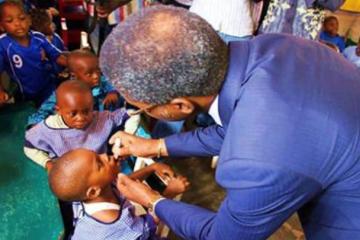 Dans une école maternelle de la place, Mr André Mama Fouda, Ministre de la Santé Publique administre le VPO à un enfant