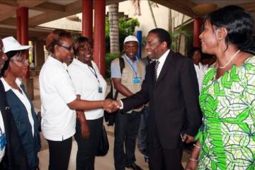 La haie d’honneur du personnel à l’arrivée du Directeur Régional de l’OMS/AFRO le 13 décembre 2012: Dr Sambo a tenu à se faire présenter et à saluer chaque staff sous la conduite du Représentant Dr Charlotte Faty Ndiaye