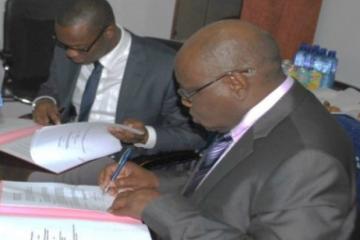 Signature de protocole d'accord entre le Représentant de l’OMS (à droite) et le Directeur du Bureau de liaison de Conakry de la SMFG