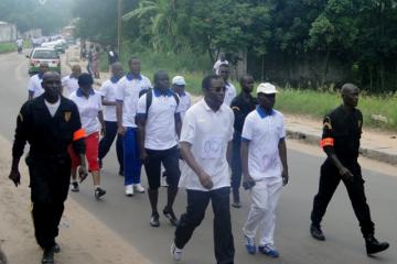 Une vue d’un groupe lors de la marche avec le Directeur régional de l’OMS pour l’Afrique menant le peloton