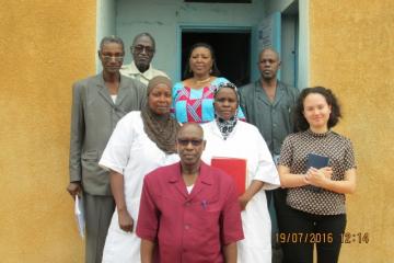 Une des équipes pendant la mission de terrain dans le district de Say avec 2 membres du personnel de santé du CSI de Ganki-Bassarou (en blouse blanche)