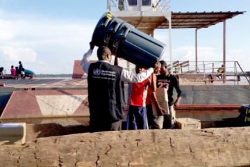 Remise par lOMS des intrants de lutte contre le choléra au port fluvial de Lisala, chef-lieu provincial de la Mongala