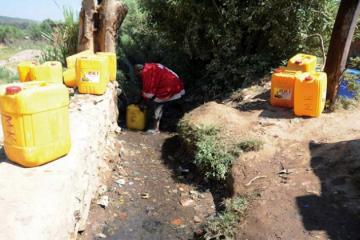 Dans la ville de Lubumbashi, tout comme dans celles de Likasi et de Kambove, plus au Sud-ouest, l’insuffi sance de l’approvisionnement en eau potable par la REGIDESO, notamment dans les zones de santé qui notifi ent le plus de cas de choléra, est à la base de la persistence de l’épidémie