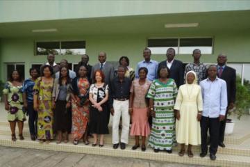 UNE PHOTO DE FAMILLE DES PARTICIPANTS AVEC LES FACILITATEURS LE 12 MARS 2012 A LIRSP-OUIDAH.