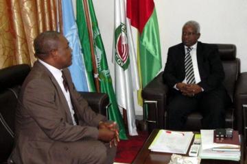 Visite de courtoisie du nouveau Représentant de l’OMS le Dr Ayigan Kossi (à gauche) à Son Excellence Mr Le Président de la République, Mr Manuel Serifo Nhamadjo (à droite) et ceci quelques heures après la présentation des lettres de créance au Ministre des Affaires Etrangères Visite de courtoisie du nouveau Représentant de l’OMS le Dr Ayigan Kossi (à gauche) à Son Excellence Mr Le Président de la République, Mr Manuel Serifo Nhamadjo (à droite) et ceci quelques heures après la présentation des lettres de cr