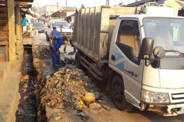 Les agents des Travaux Publics et Assainissement de Matadi en plein ramassage des immondices près du marché central de la ville de Matadi depuis la publication de l’Arrêté