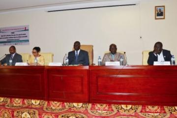 Le présidium des assises sur les centres de dépistage. Le Ministre de la santé M. Léné Sebgo (centre) avec à sa droite Dr. Djamila Cabral, Représentant de l’OMS