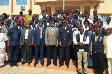 Les participants autour du Représentant adjoint de l'OMS (5ème à partir de la gauche) et du Gouverneur de Mamou