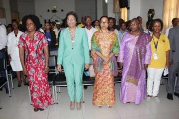 Leg. Esq / Dta: 1) Diretora Provincial de Saúde da cidade de Maputo; 2) Sua Excia. Ministra da Saúde; 4) Representante da OMS em Moçambique e 5) Dra Custόdia Mandlhate 6) Diretora do Hospital Psiquiátrico de Infulene