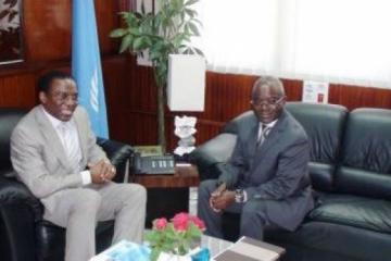 Le Directeur régional de l’OMS/AFRO (à gauche) et son hôte, le Ministre congolais de la Santé au Bureau Régional de l’OMS/Afro