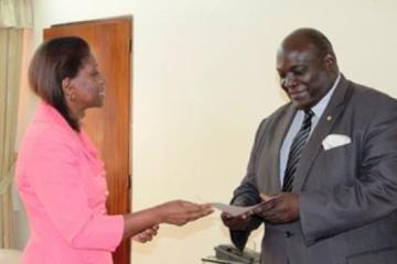 Docteur Lucile IMBOUA remettant les Lettres de créance à SEM Eliott OHIN, Ministre d’Etat, Ministre des affaires étrangères et de la coopération