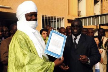 Joie et sourire : le Ministrede la Santé Publique, brandissant le Certificat couronnant 30 ans de lutte contre la dracunculose au Niger