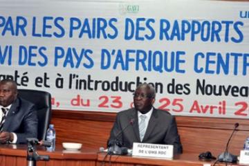 Le Dr Pierre Lokadi Otete Opetha, Secrétaire général à la Santé Publique (à gauche), le Dr Léodégal Bazira, Représentant de l’OMS en RDC (au centre) et Mme Véronique Fages, Directrice de Programme à GAVI Alliance (à droite) lors de la cérémonie de l’ouverture de l’atelier de revue par les pairs des rapports annuels de situation en la salle de conférence de l’OMS à Kinshasa