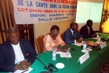 De gauche à droite, Dr Alfred da SILVA (AMP), au milieu, le Prof. Dorothée A. KINDE GAZARD (MS), Dr Akpa R. GBARY (OMS/Bénin) et le Prof. Djona AVOCKSUMA (CR/HRH/AFRO)