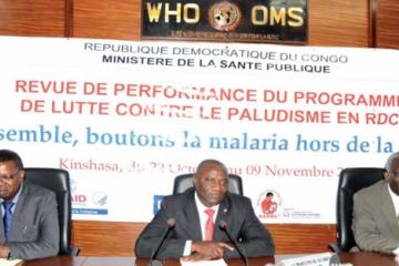 De gauche à droite: Prof. Emile Okito Lona, Coordonnateur de la Revue de Performance du Programme (RPP), le Dr Pierre Lokadi Otete Opetha, Secrétaire général à la Santé Publique et le Dr Léodégal Bazira, Représentant de l’OMS en RDC lors de l’ouverture offi cielle de la Revue en la salle de conférence de l’OMS à Kinshasa