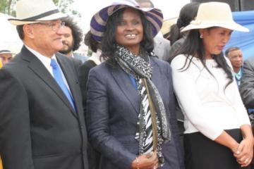 De gauche à droite : Le Premier Ministre et Ministre de la Santé Publique – Dr Roger Kolo, la Représentante de l’OMS Madagascar- Dr Céline Seignon, la Première Dame – Madame Voahangy Rajaonarimampianina.