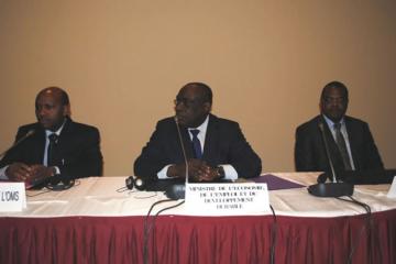 (G à D) Dr Boureima Sambo, Représentant de l’OMS, Mr Luc Oyoubi, Ministre en charge de l’environnement et Mr Léornard Assongo, Secrétaire général du Ministère de la Santé ont présidé à la clôture de l’atelier