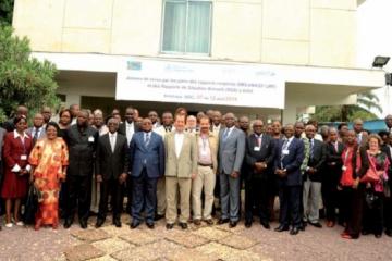 Photo de famille de participants à l’atelier devant la salle de conférence de l’OMS à Kinshasa | OMS/Eugene Kabambi