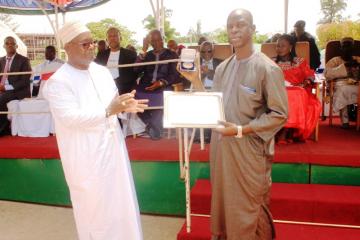 Prof. JM Dangou presenting award to Hon. Minister for Finance & Economic Affairs