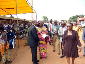 01 Le Dr Akpa R. GBARY accueille le Dr Marie-Rose NAGO DC-Ministère Santé à son arrivée à Azovè. Au 1er plan, Dr Judith A. SEGNON AGUEH Point Focal Tabac