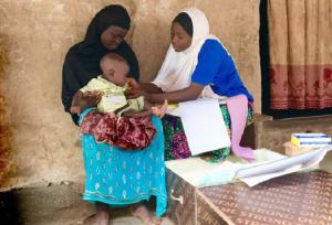 Miriam, a community health worker, diagnoses a sick child and provides treatment medicines/ Photo: WHO/C. Kane