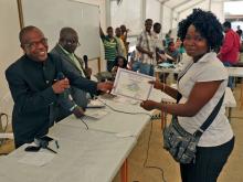 Dr. Kateh from the Ministry of Health and Social Welfare, handing over certificate during the ceremony.