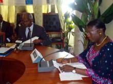 01 A gauche, Dr Y. GAMATIE, Chef de file des PTF-Sante et a droite, Prof. Dorothee A. KINDE GAZARD, Ministre de la Sante.