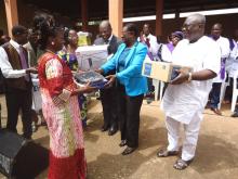 02 Le Ministre de la Santé en tailleur bleu, a sa gauche, Dr GBARY, a sa droite, le Représentant du Ministre de l Enseignement Secondaire remettent des cadeaux a la Directrice de l EFMS, Mme Nicole GOUNOU