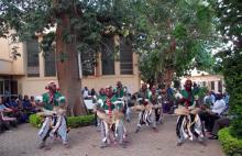 04 La culture etait au rendez-vous de cette ceremonie d au revoir aux collegues. Le personnel a pu apprecier quelques pas de Warba, danse traditionnelle du plateau central du Burkina