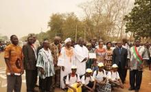 04 Le Ministre de la santé a posé avec les différents lauréats récompensés à Gaoua. Concours scolaire (rédaction), compétition de football, meilleur district sanitaire.j