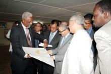 06 Le professeur Abdellahi ould Mohamed Vall presentant un specimen aux responsables