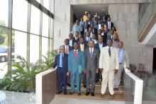 Les participants, comprenant au premier plan le Ministre de la Santé Publique, Dr Oly Ilunga Kalenga (au centre), et le Représentant de l'OMS en RDC, Dr Allarangar Yokouidé (premier à gauche) à l'issue de la cérémonie de lancement des travaux d'évaluation externe conjointe. OMS/E Kabambi