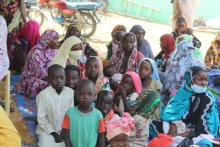 Vue partielle des enfants sortis pour la vaccination sur le site de lancement de la campagne