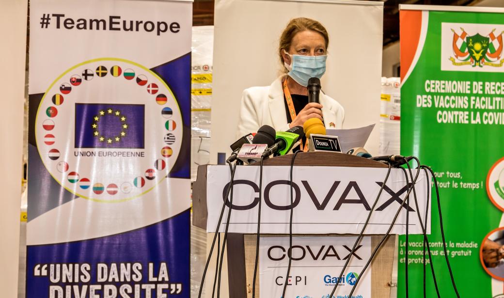 Près de 355,000 doses de vaccins contre la COVID-19, expédiées par l’intermédiaire du mécanisme COVAX sont arrivées le 14 avril 2021 à Niamey, au Niger. Cette livraison fait partie d'une première vague qui se poursuivra dans les semaines à venir. A terme, un total de 4 millions 500 doses d’Aztrazeneca sont attendues au Niger.