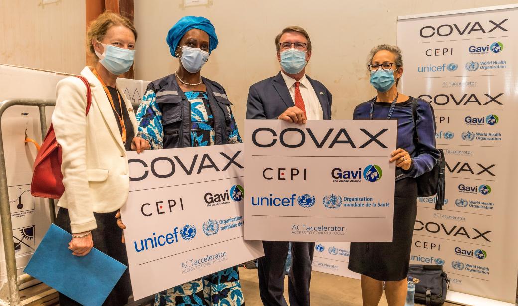 Près de 355,000 doses de vaccins contre la COVID-19, expédiées par l’intermédiaire du mécanisme COVAX sont arrivées le 14 avril 2021 à Niamey, au Niger. Cette livraison fait partie d'une première vague qui se poursuivra dans les semaines à venir. A terme, un total de 4 millions 500 doses d’Aztrazeneca sont attendues au Niger