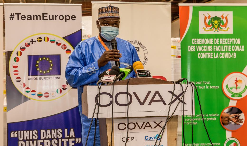 Près de 355,000 doses de vaccins contre la COVID-19, expédiées par l’intermédiaire du mécanisme COVAX sont arrivées le 14 avril 2021 à Niamey, au Niger. Cette livraison fait partie d'une première vague qui se poursuivra dans les semaines à venir. A terme, un total de 4 millions 500 doses d’Aztrazeneca sont attendues au Niger